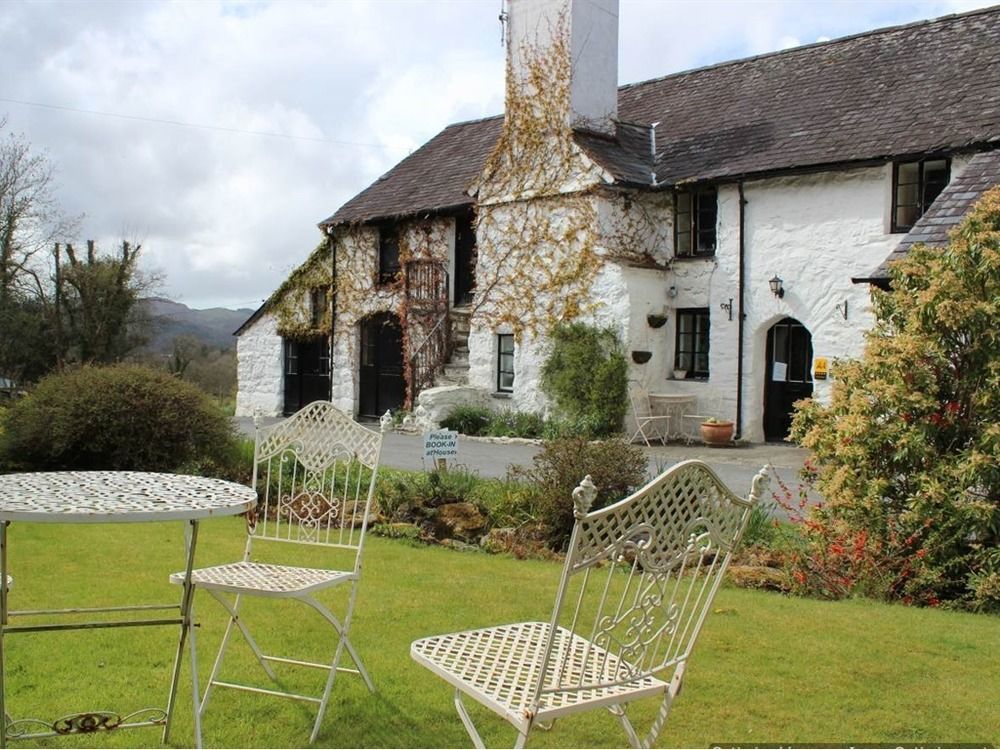 Dolgun Uchaf Historic B&B And Cottages In Snowdonia Dolgellau Exterior foto